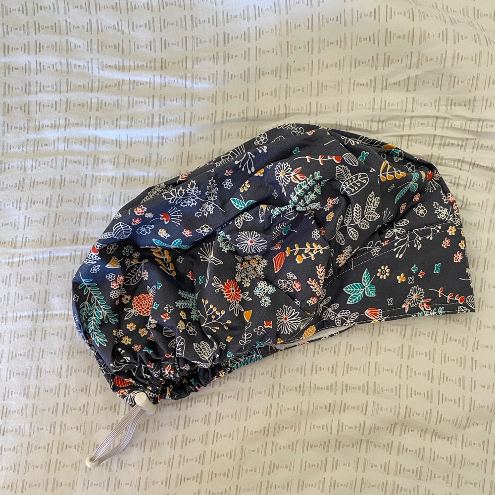 Adjustable scrub cap